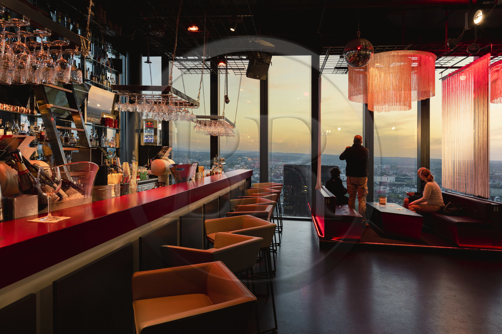 Suisse, Bâle, Bar Rouge Mustermesse avec la vue sur la ville