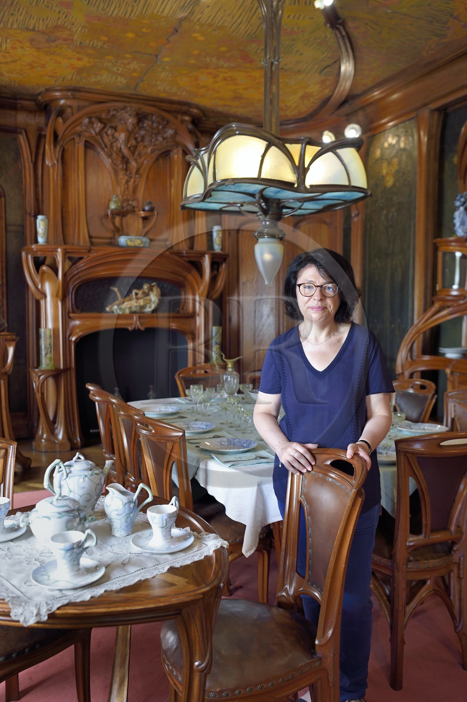 France, Meurthe-et-Moselle (54), Nancy, musée de l'Ecole de Nancy, salle à manger Masson de style Art Nouveau (1903-1906), mobilier et menuiseries par Eugène Vallin, panneaux de cuir et plafond de Victor Prouvé, la conservatrice Valérie Thomas
