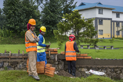 Rwanda, Province du Nord, District de Musanze (Ruhengeri), femmes travaillant la maçonnerie sur le campus de Busogo de l'université du Rwanda