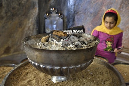 Iran, Province de Yazd, temple du feu de Chak Chak qui est un haut lieu de pélérinage pour les Zoroastriens, le feu sacré, en arrière plan les trois lumières pour bonnes pensée, bons mots et bons actes