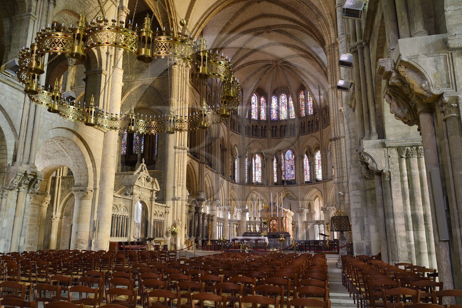 France, Marne (51), Reims, la basilique Saint-Rémi classée Patrimoine Mondial de l'UNESCO, construite aux alentours de l'An mil, la nef centrale avec la couronne de lumière et le tombeau de saint Rémi dans le chœur en arrière plan