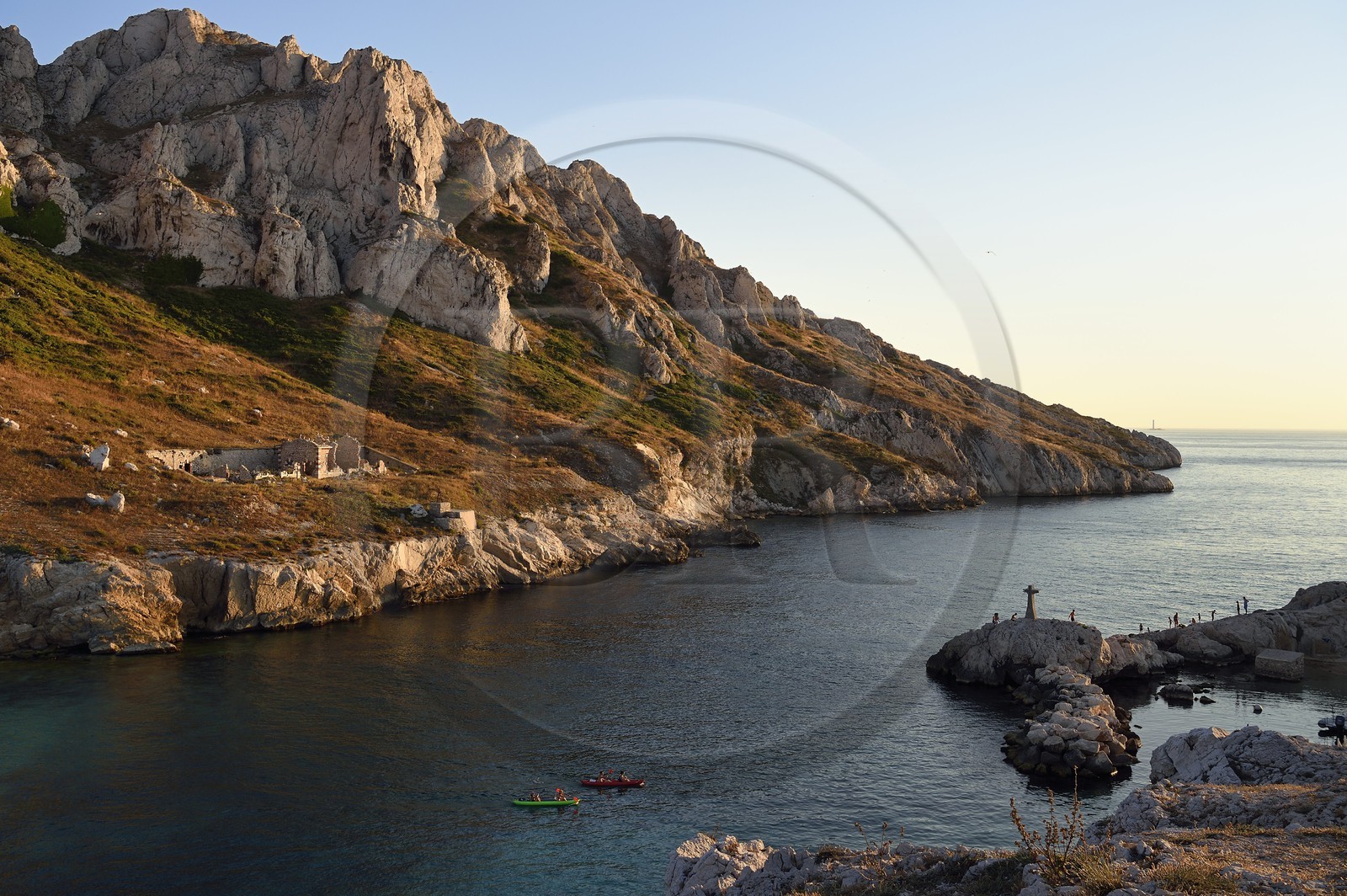 France, Bouches-du-Rhône (13), Marseille, Parc national des Calanques, Les Goudes, passages des Croisettes, les falaises de l'Ile Maire (demande d'autorisation nécessaire avant publication)