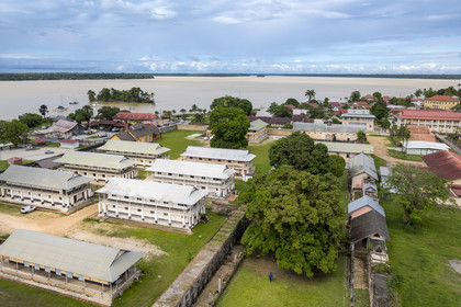 France, Guyane, Saint-Laurent-du-Maroni, bagne ou Camp de la Transportation, en bordure du fleuve Maroni (vue aérienne)