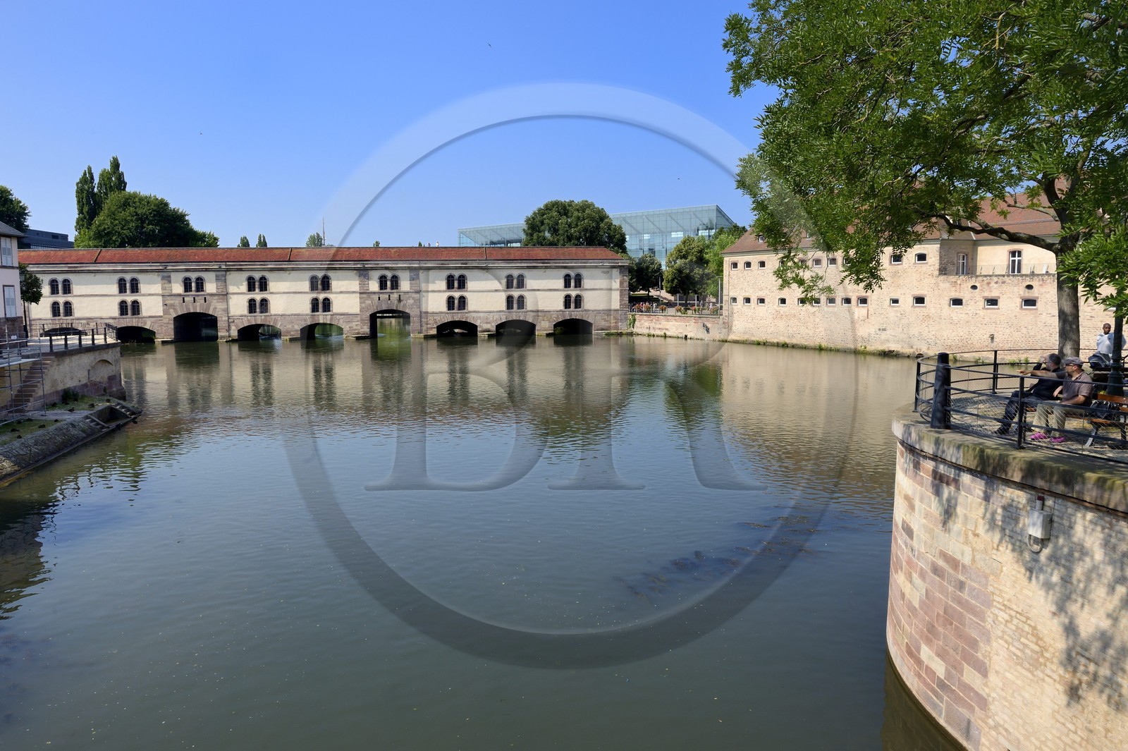 France, Bas Rhin (67), Strasbourg, vieille ville classée au Patrimoine Mondial de l'UNESCO, quartier de la Petite France, le barrage Vauban et l'ENA dans l'ancienne prison pour femmes à droite France, Bas Rhin (67), Strasbourg, vieille ville classée au Patrimoine Mondial de l'UNESCO, quartier de la Petite France, le barrage Vauban et l'ENA dans l'ancienne prison pour femmes à droite