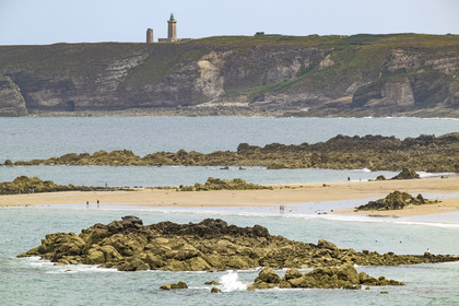 France, Côtes d'Armor (22), Grand Site de France Cap d'Erquy – Cap Fréhel, Fréhel, la plage de l'Anse du Croc et le phare du Cap Fréhel en arrière plan