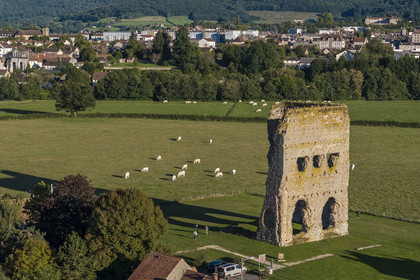 France, Saône-et-Loire (71), Autun, le temple gallo-romain dit de Janus dont la première construction remonte à l’époque gauloise au IIIe siècle av. JC (vue aérienne)