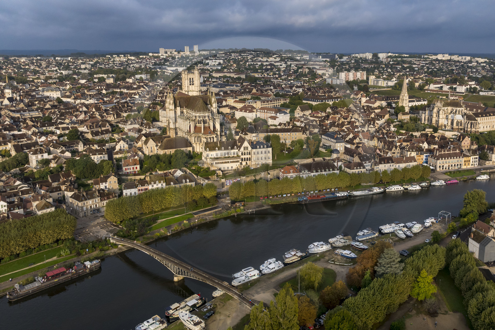 France, Yonne (89), Auxerre, la cathédrale Saint-Etienne et l'abbaye Saint-Germain à droite, la Coulée verte cyclable en bordure de l'Yonne sur le quai face au port, la péniche La Scène des Quais amarrée au pied de la Passerelle de la Liberté au premier plan (vue aérienne)