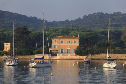 France, Var (83), Iles d'Hyères, parc national de Port-Cros, île de Porquerolles, le port du village