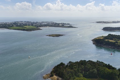 France, Morbihan (56), entrée du Golfe du Morbihan, Iles de Berder et Er Lannic et Gavrinis en premier plan, Arzon sur la Presqu'île de Rhuys en arrière plan (vue aérienne)
