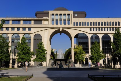 France, Hérault (34), Montpellier, quartier Antigone de l'architecte Ricardo Bofill, fontaine place de Thessalie