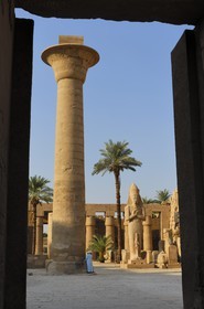 Egypte, Haute Egypte, vallée du Nil, Louxor, Karnak, classé Patrimoine Mondial de l'UNESCO, colonne du kiosque de Taharqa et colosse de Ramses II