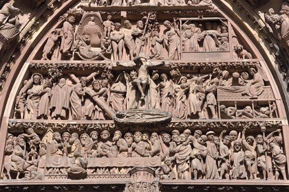 France, Bas-Rhin (67), Strasbourg, vieille ville classée au Patrimoine Mondial de l'UNESCO, la cathédrale Notre-Dame, la facade occidentale, le tympan du portail central dit de la Vierge et des Prophètes, la passion et la Cène dernier repas du Christ