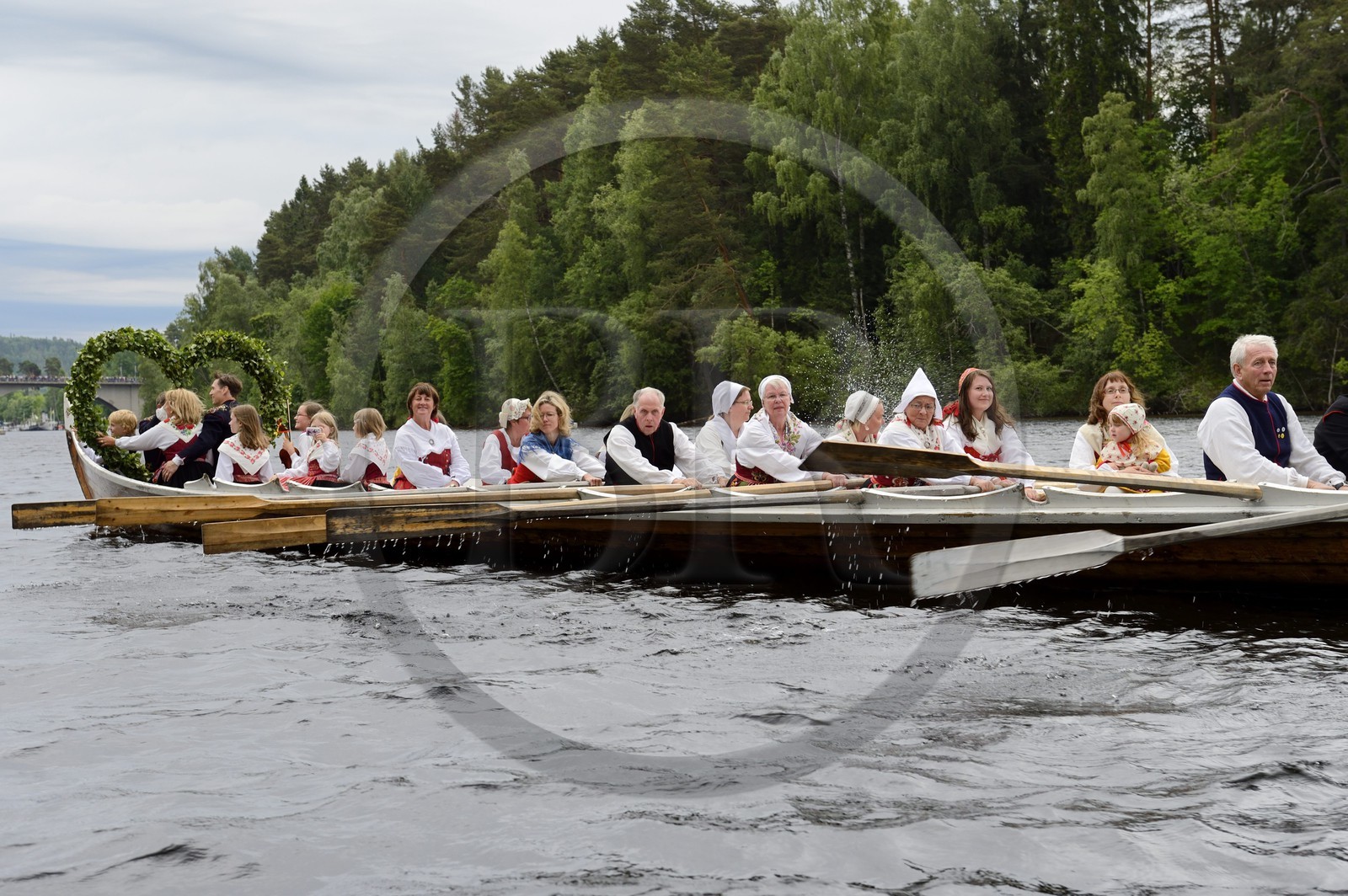 Suède, comté de Dalécarlie, Leksand, les très populaires célébrations du solstice d'été pour la Saint-Jean, transfert dans les anciennes Barques d’Eglises sur le lac Siljan