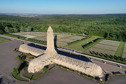 France, Meuse (55), Douaumont, bataille de Verdun, ossuaire de Douaumont, tombes de soldats align