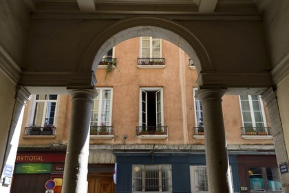 France, Rhône (69), Lyon, site historique classé Patrimoine Mondial de l'UNESCO, quartier de la Croix-Rousse, arcade du passage Thiaffait donnant sur la rue René Leynaud
