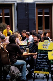 Austria, Styria, Graz, Glockenpielplatz (Carillon square), outside restaurant