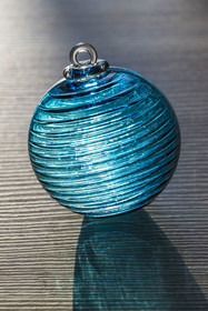 France, Moselle (57), Meisenthal, Centre international d'Art verrier (CIAV), boule de Noël en verre Grip bleu pétrol de fabrication artisanale de la collection 2025