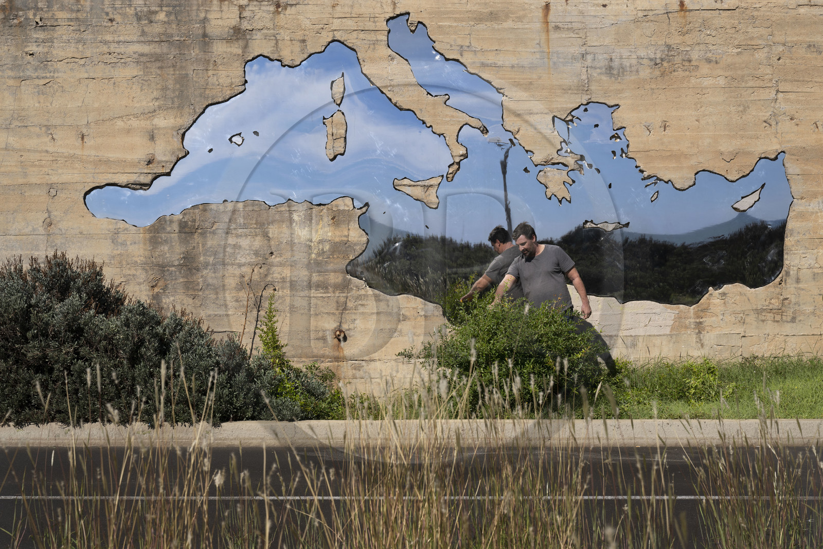 France, Hérault (34), Sète, l'artiste plasticien Jean Denant devant son oeuvre La Traversée (transposée par la suite en Mare Nostrum) encastrée dans le bunker de la promenade de la Corniche