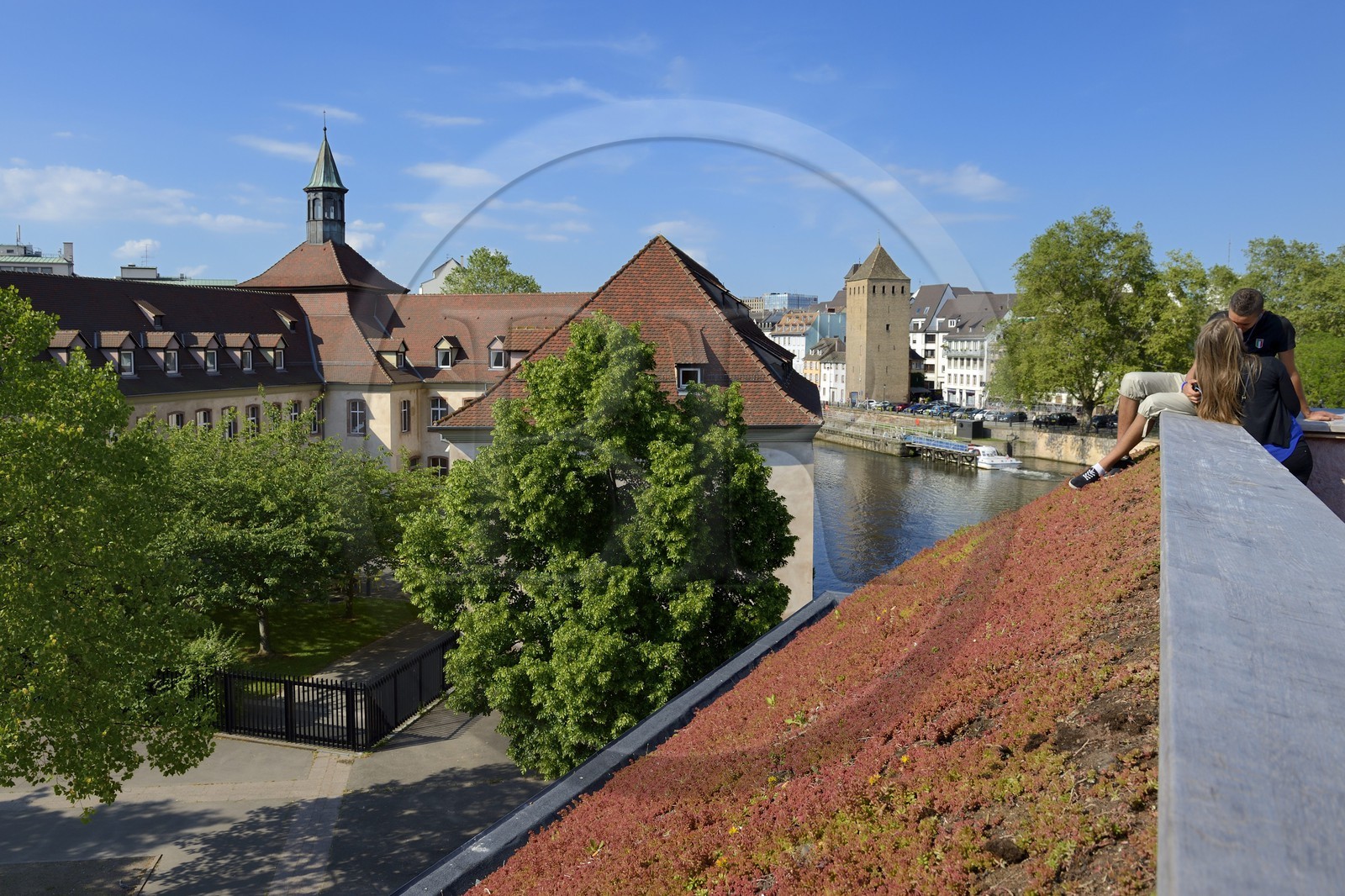 France, Bas Rhin (67), Strasbourg, vieille ville classée au Patrimoine Mondial de l'UNESCO, quartier de la Petite France, l'ENA dans l'ancienne prison pour femmes à gauche vu depuis la terrasse du barrage Vauban