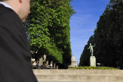 France, Paris (75), l' Acteur Grec par Charles-Arthur Bourgeois au Jardin du Luxembourg avec le Panthéon en arrière-plan