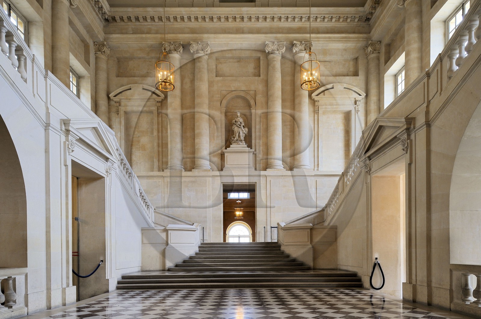 France, Yvelines (78), château de Versailles, classé Patrimoine Mondial de l'UNESCO, escalier Grand Degré dans l'aile du Nord