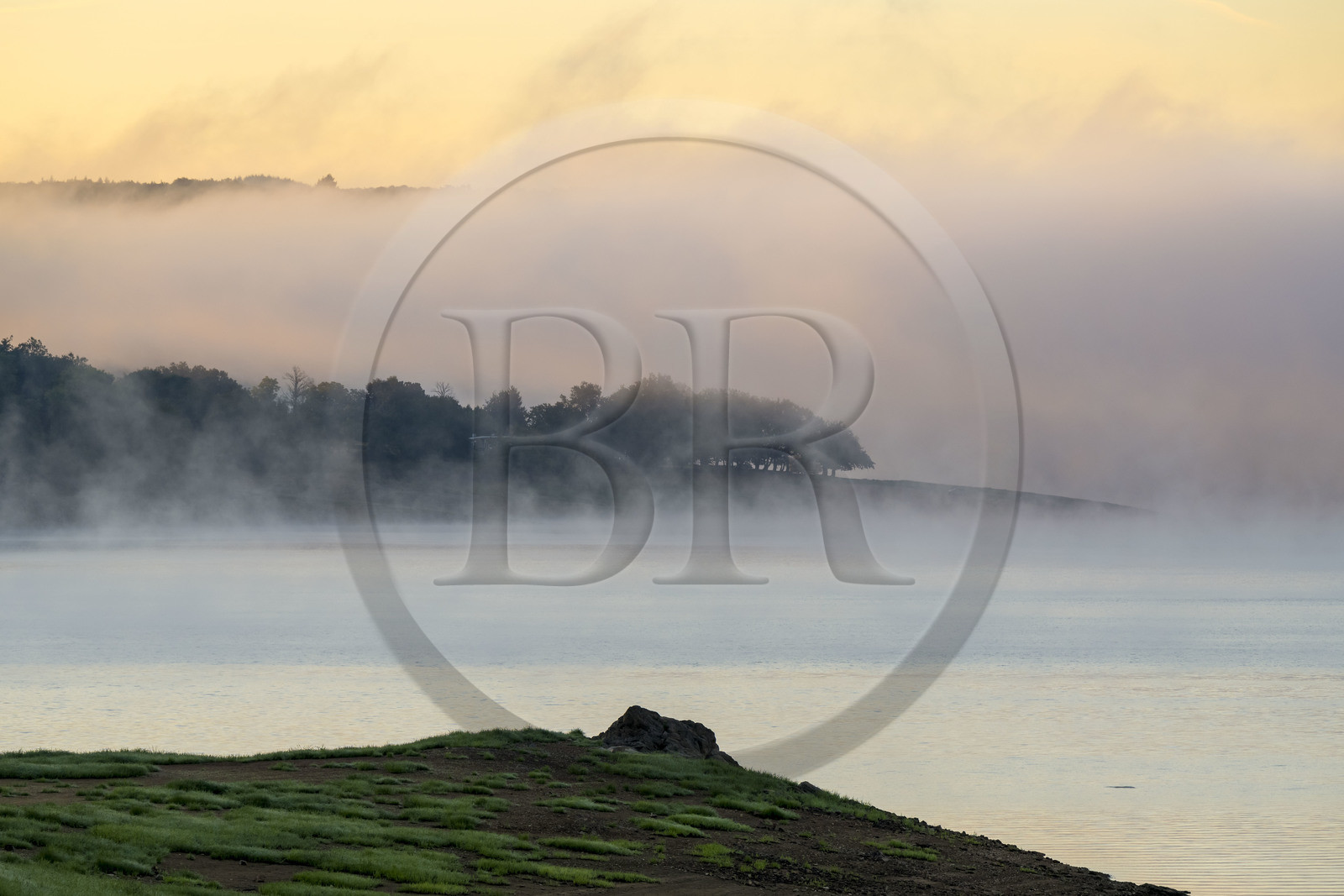 France, Nièvre (58), Parc naturel régional du Morvan, Chaumard, lac de Pannecière  dans la brume du petit matin