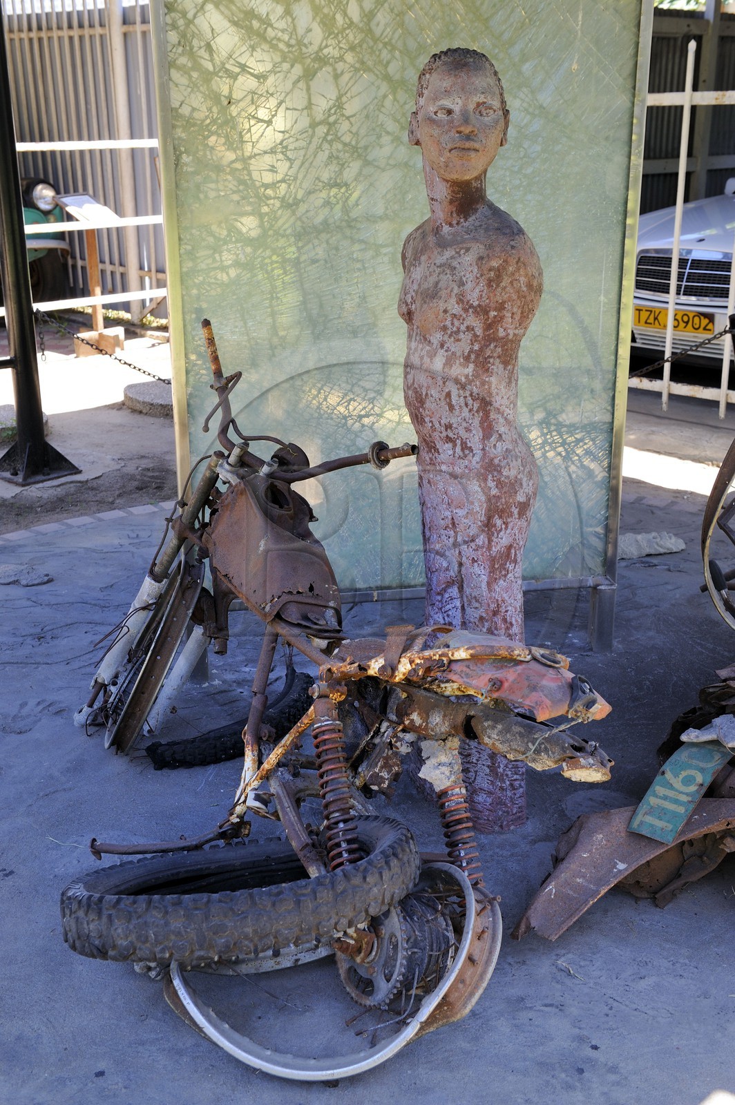 Tanzanie, Dar es-Salaam, le National Museum, sculpture réalisée avec des éléments de l’attentat du 7 août 1998 devant l’ambassade des Etats-Unis