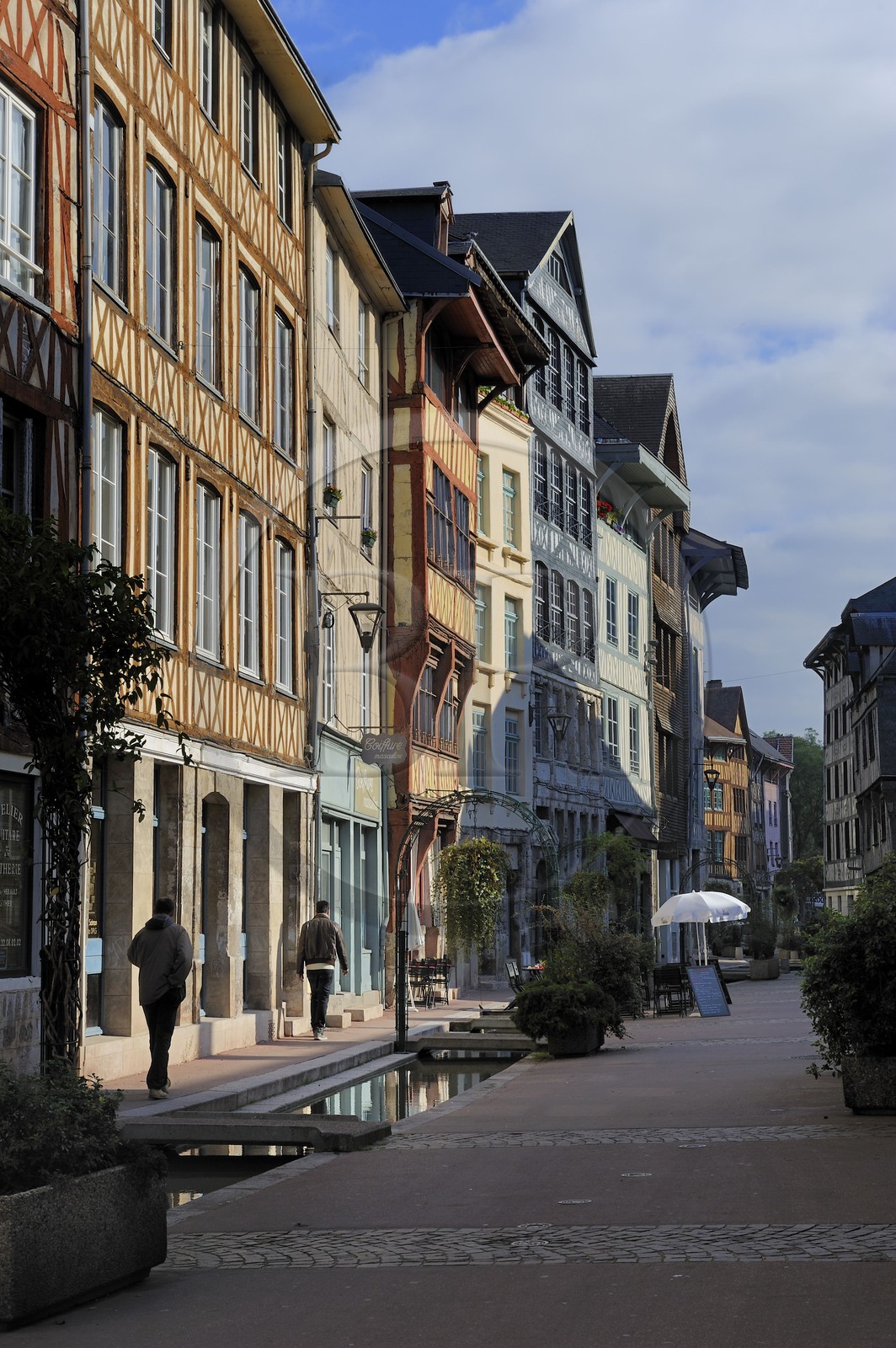 France, Seine-Maritime (76), Rouen, la rue Eau-de-Robec avec une reconstitution de la rivière qui y coulait autrefois