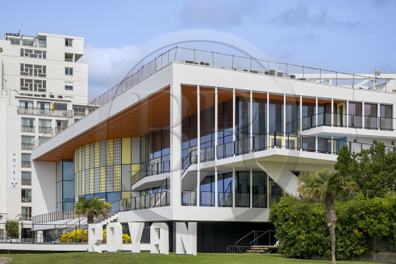 France, Charente-Maritime (17), Royan, le Palais de congrès (1957) signé de l’architecte-urbaniste Claude Ferret et rythmés par les panneaux perforés en aluminium jaune et gris des ateliers Jean Prouvé en façade
