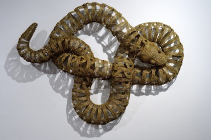 Afrique du Sud, province de Gauteng, Johannesburg, la Standard Bank Gallery, Dans le Tissage (In the Weave), une exposition d'œuvres de Walter Oltmann, l'un des artistes les plus connus d'Afrique du Sud, Sleeping Serpent (Fils de laiton) 2001