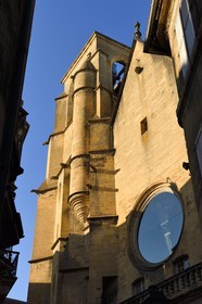 France, Dordogne (24), Périgord Noir, vallée de la Dordogne, Sarlat-la-Canéda, ascenseur dans le clocher de l'église Sainte-Marie reconvertie en marché couvert et espace culturel par l'architecte Jean Nouvel, Architecte Jean Nouvel, Mention obligatoire