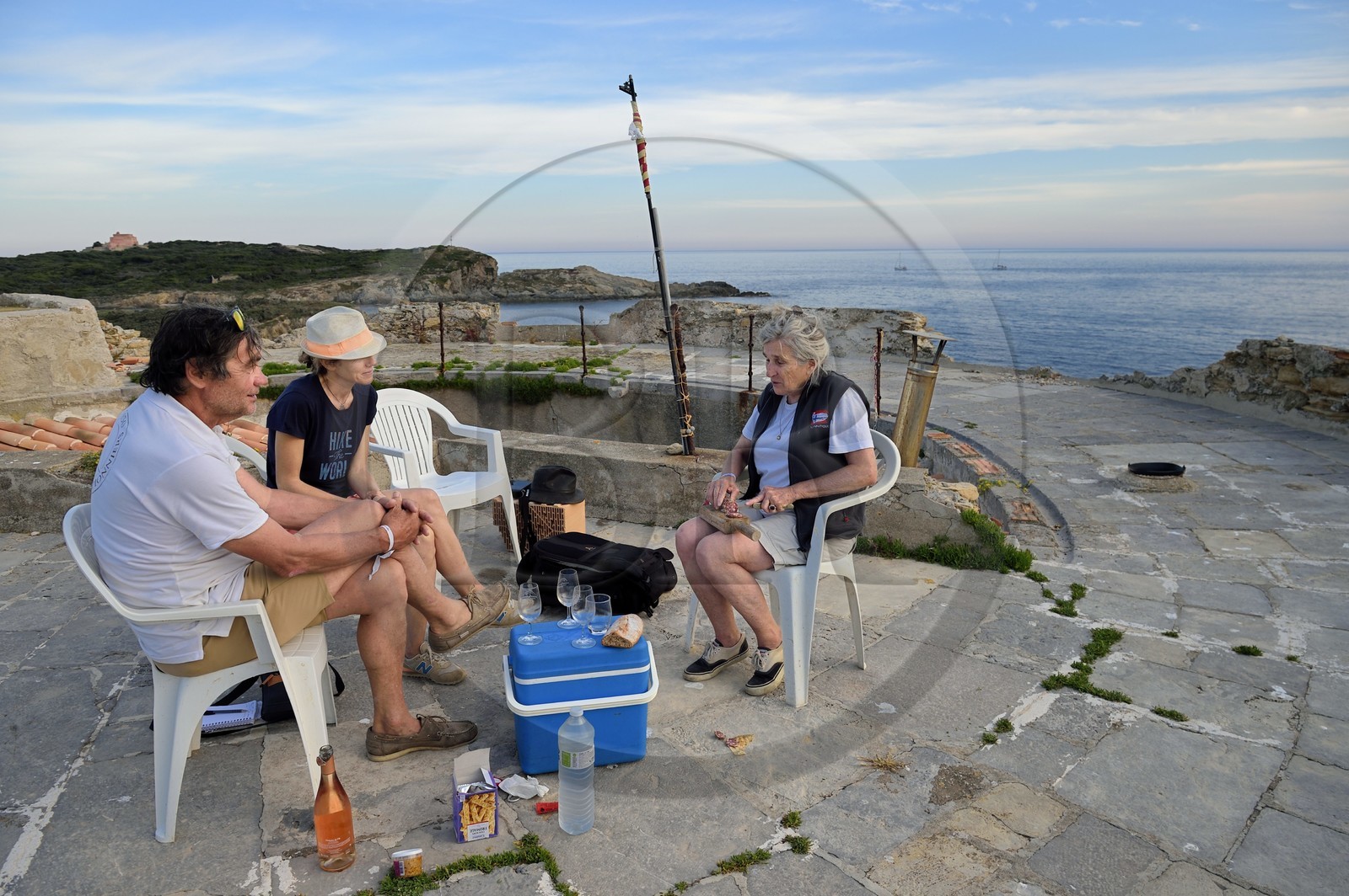 France, Var (83), Iles d'Hyères, parc national de Port Cros, Ile de Porquerolles, Edith et Marc Frilet qui réhabilitent le Fort du Petit Langoustier datant du XVIIème siècle en modèle de developpement durable, casse-croute convivial sur le toit du fort