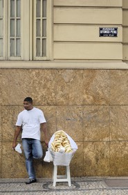 Brésil, Etat du Minas Gerais, Belo Horizonte, vendeur de rue de beignets