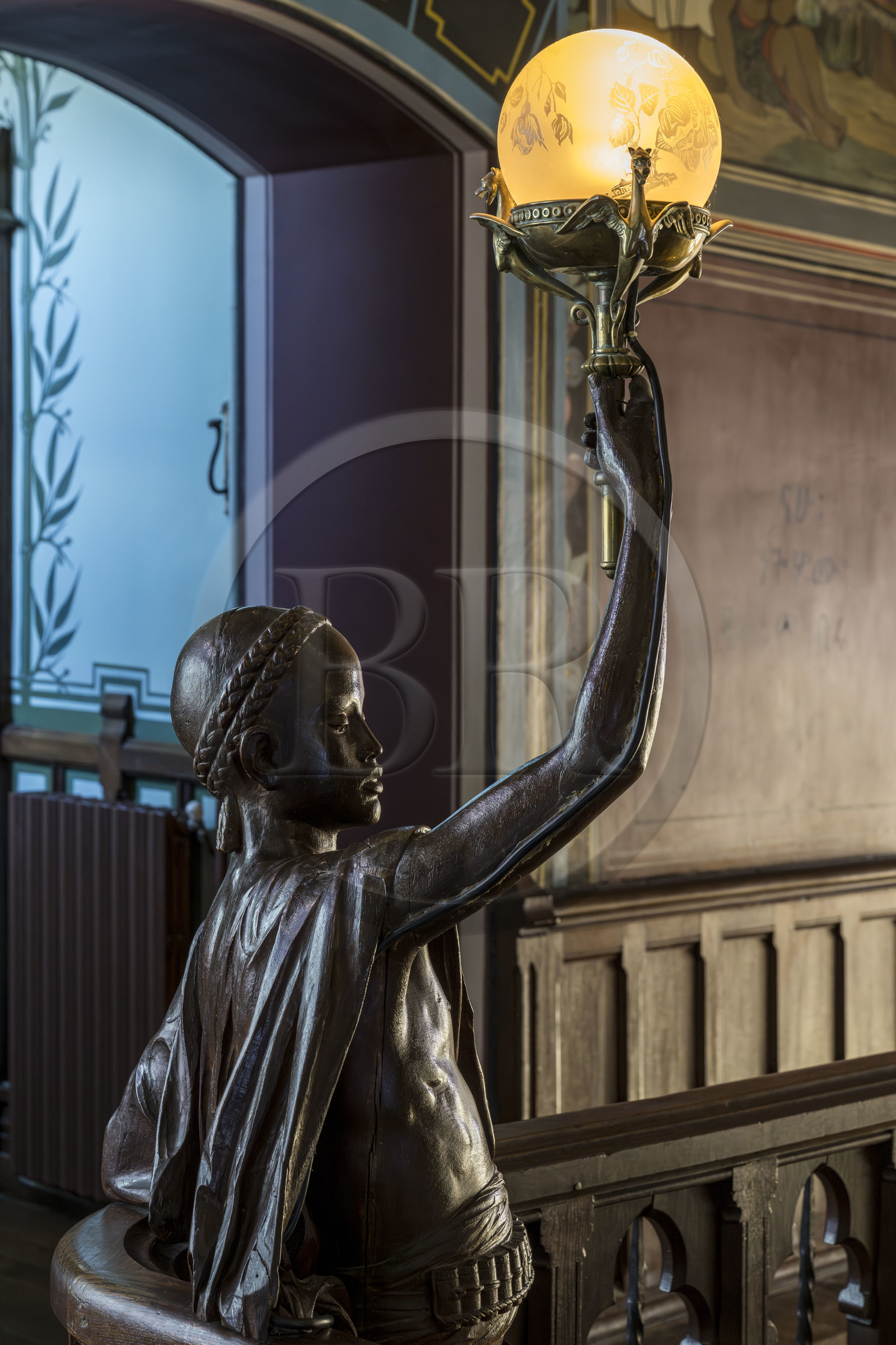 France, Pyrénées-Atlantiques (64), la côte du Pays-Basque, Hendaye, chateau d'Abbadia construit en 1870 par Eugène Viollet-le-Duc pour Antoine d'Abbadie d'Arrast, le grand escalier, statue porte-torchère représentant Abdullah ancien esclave ethiopien affranchi et mort sous la commune de Paris