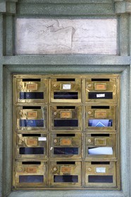 France, Alpes-Maritimes (06), Nice, quartier des Baumettes, l'immeuble Art déco Le Gloria Mansions, le grand hall d'entrée, boites aux lettres surmontées par un bas-relief représentant un paquebot transatlantique