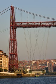Espagne, Pays basque espagnol, Biscaye, Bilbao, pont de Biscaye (Puente de Vizcaya ou Puente Colgante) sur le fleuve Nervion, reliant les deux villes de Portugalete et Getxo, toujours en service, ce pont transbordeur construit de 1888 à 1893 est le premier construit et aussi le plus grand du monde, classé Patrimoine Mondial de l'UNESCO