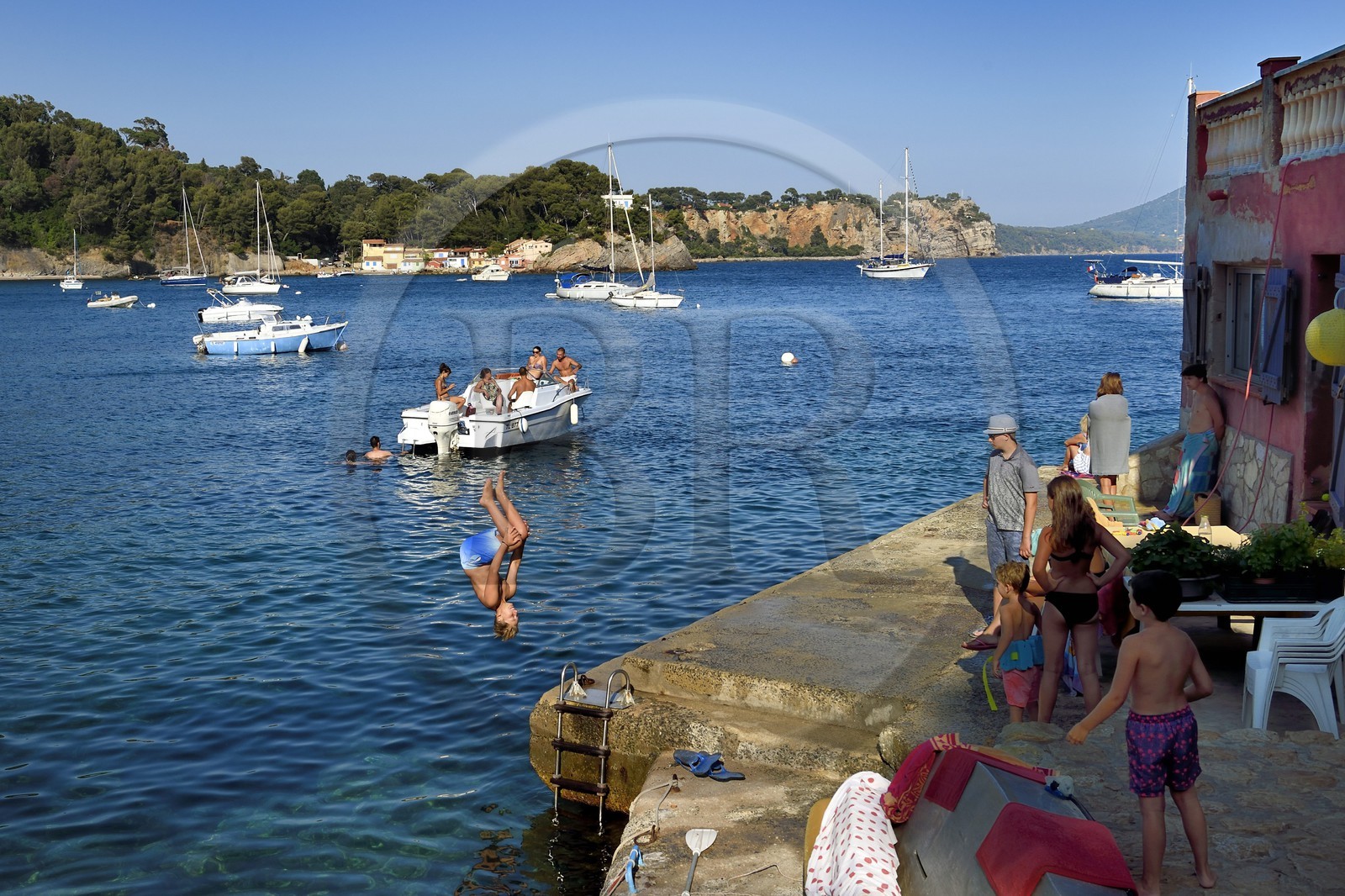 France, Var (83), la rade de Toulon, activités nautiques dans le petit port des cabanons de l'anse de Méjean