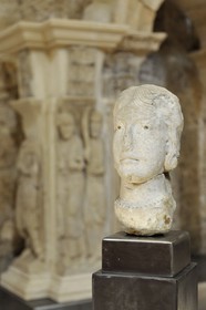 France, Hérault (34), village médiéval de Saint-Guilhem-le-Désert, étape du pélerinage de Saint-Jacques-de-Compostelle, labellisé Les Plus Beaux Villages de France, abbaye de Gellone du XIe siècle classée Patrimoine Mondial de l'UNESCO, le dépôt lapidaire de l’Abbaye, portrait féminin seconde moitié du 12ème siècle