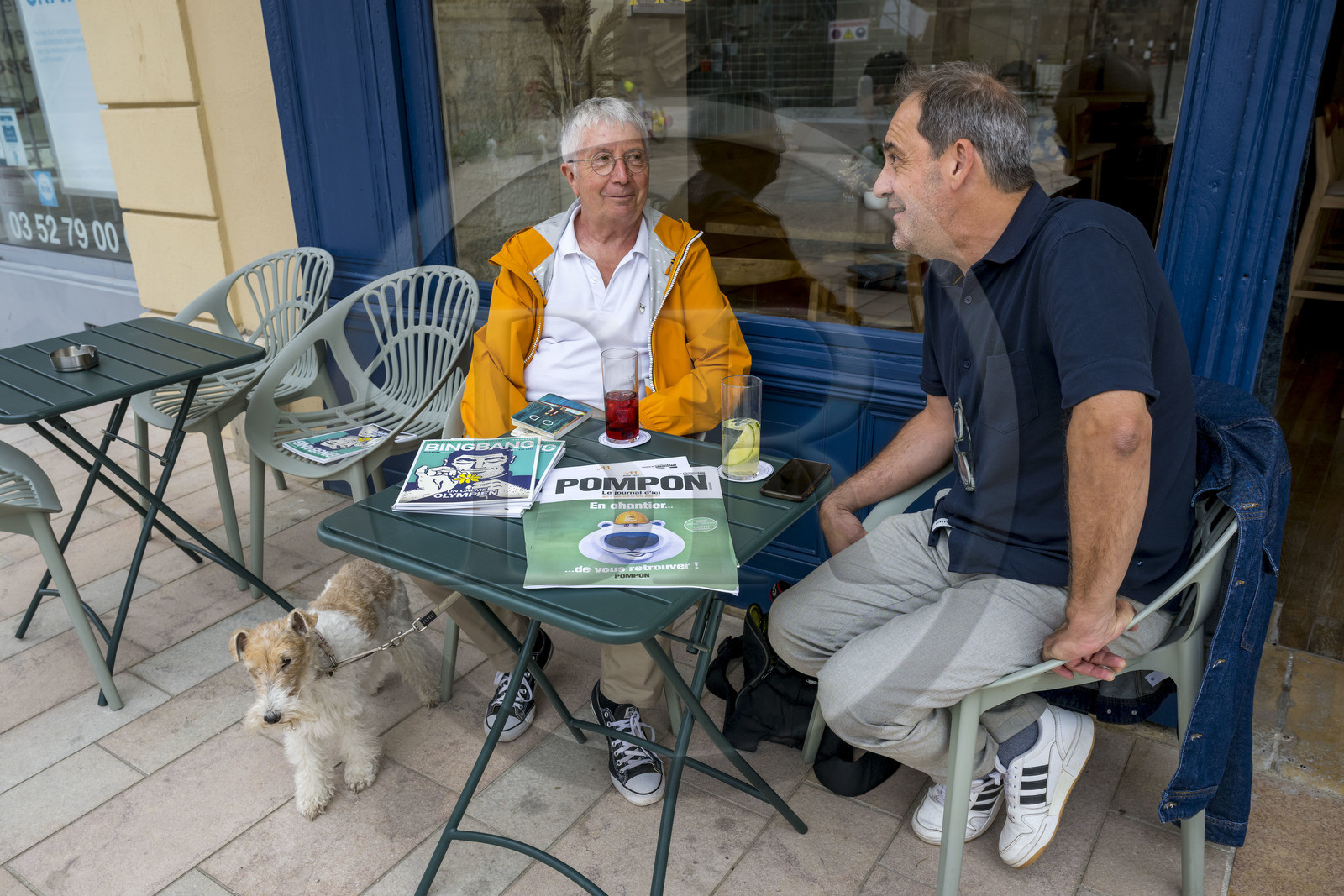 France, Côte-d'Or (21), Dijon, zone classée Patrimoine Mondial de l'UNESCO, terrasse du Bar Nuage place Bossuet, le journaliste Gérard Bouchu rédacteur en chef du magazine Pompon et Bingbang, deux regards décalés sur la vie culturelle et gastronomique de Dijon et sa région, avec son editeur Richard Patouillet