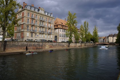 France, Bas-Rhin (67), Strasbourg, le quai Saint Thomas au bord de l'ill