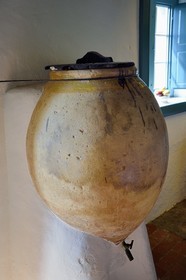 Portugal, Ile de Madère, Calheta, hotel Quinta das Vinhas, réserve d'eau dans l'ancienne cuisine