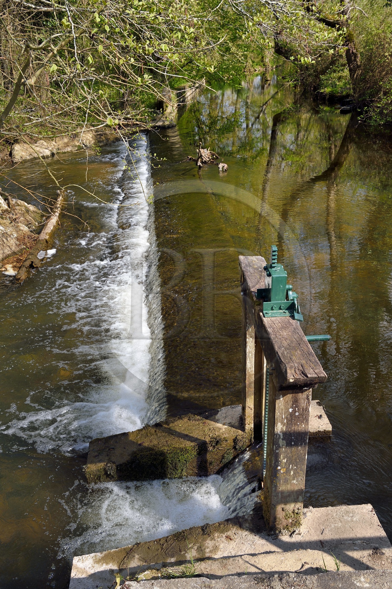 France, Charente (16), Chazelles, petite écluse sur la rivière le Bandiat