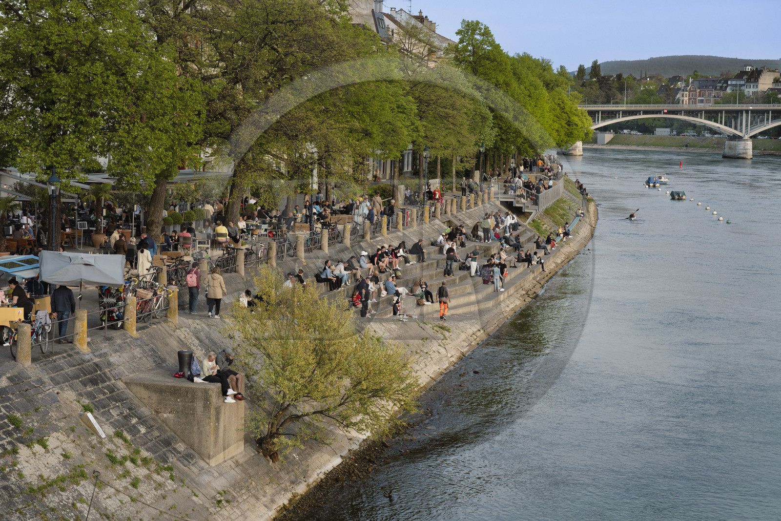 Suisse, Bâle, quartier du Petit Bâle sur la rive droite du Rhin, terrasses de restaurants et cafés s'animent à la tombée du soir