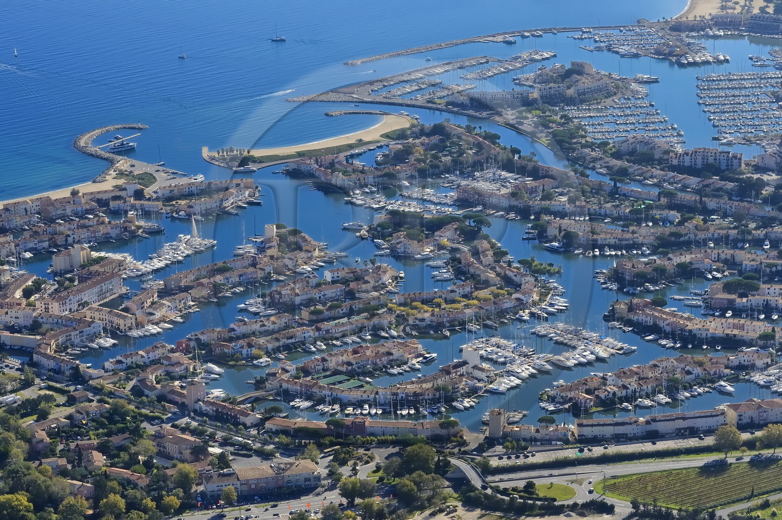 France, Var (83), golfe de Saint-Tropez, la cité lacustre de Port-Grimaud (vue aérienne)