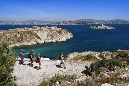 France, Bouches-du-Rhône (13), Marseille, Parc National des Calanques, Archipel des Iles du Frioul, Ile Ratonneau, ruines de l'hopital Caroline et le Chateau d'If, la ville de Marseille en arrière plan
