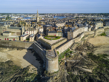France, Ille-et-Vilaine (35), Côte d'Emeraude, Saint-Malo, la ville fortifiée avec la Tour Bidouane au premier plan (vue aérienne)