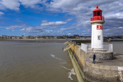 France, Loire-Atlantique (44), Saint-Nazaire, le phare de la jetée ouest sur la pince de crabes (surnom donné à l'entrée Sud au bassin portuaire par les deux jetées)(vue aérienne)