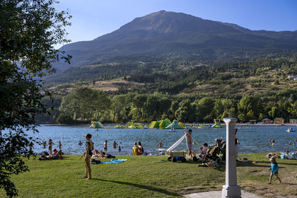 France, Hautes Alpes (05), Embrun, la base de loisirs sur le plan d'eau d'Embrun isolé du lac de Serre Ponçon par une digue promenade