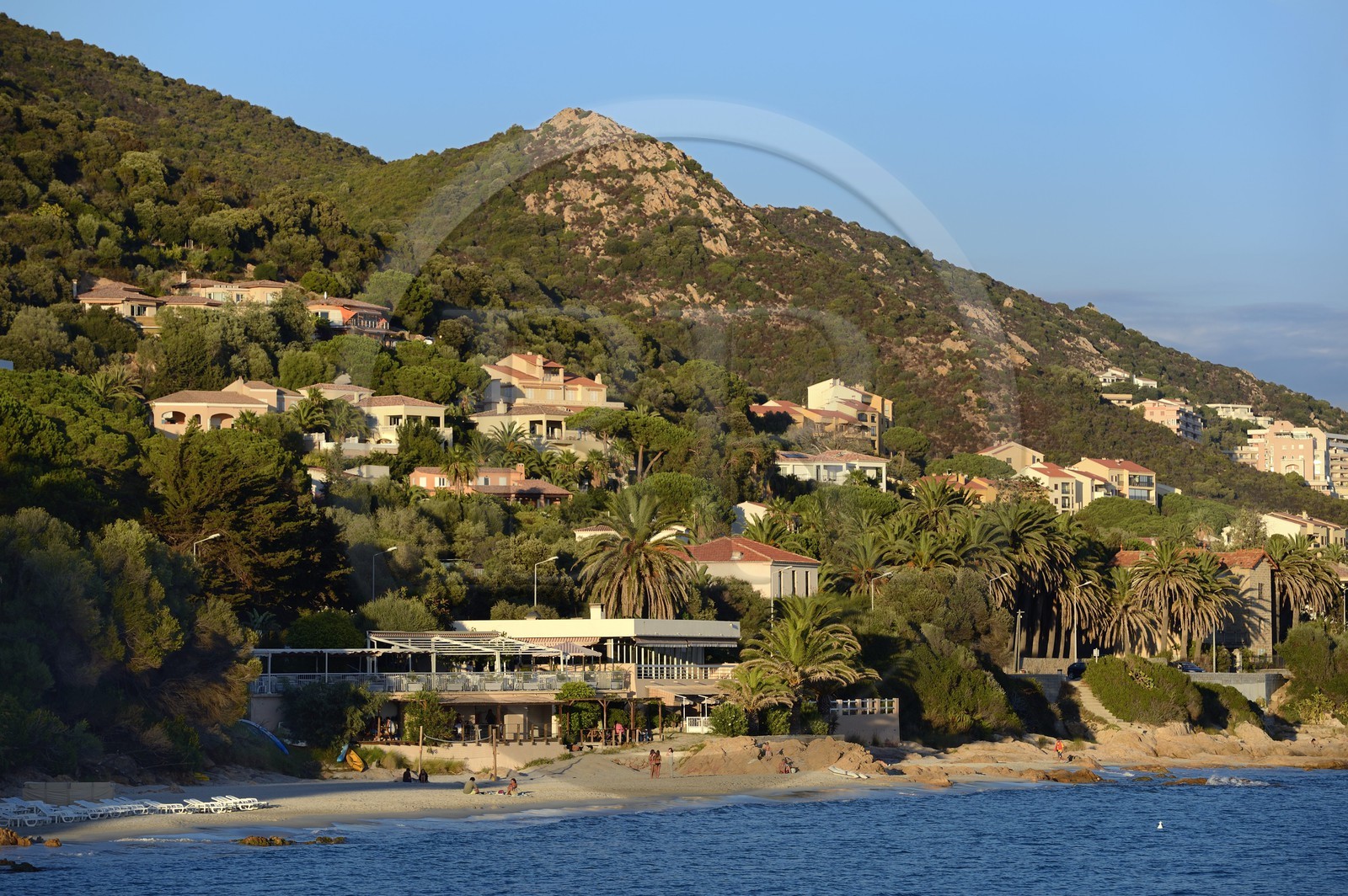 France, Corse-du-Sud (2A), Ajaccio, la plage de Barbicaja sur la Route des Sanguinaires