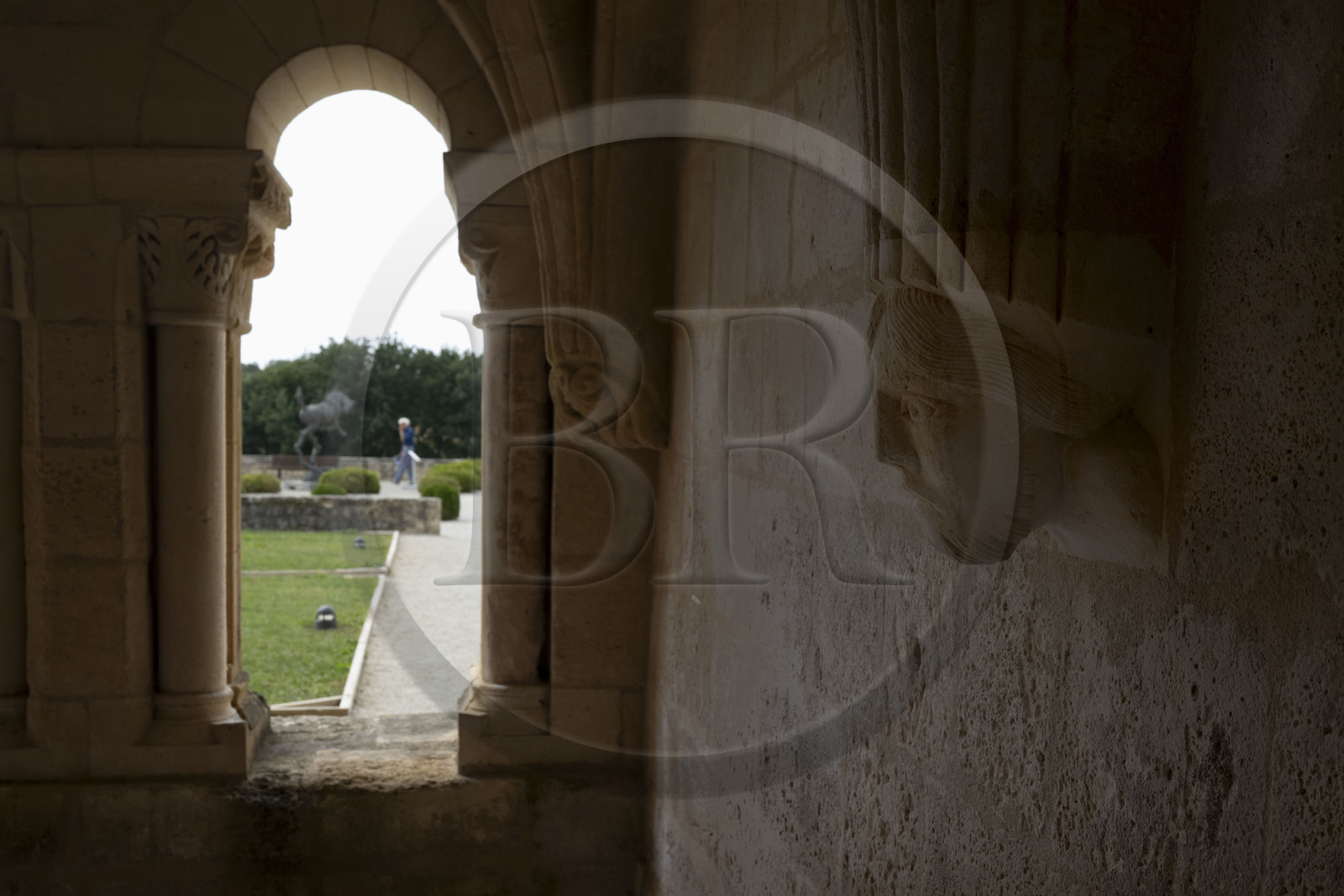 France, Charente-Maritime (17), l'ancien prieuré Saint-Jean-l'Evangéliste de Trizay appelé abbaye de Trizay abrite un centre d'art contemporain, tête support de colonne dans la salle capitulaire